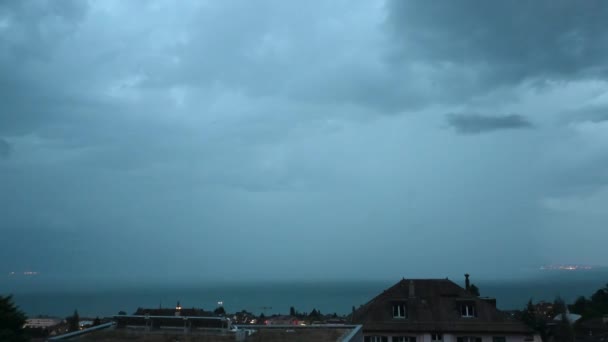 Timelapse Burzliwy Obfitujący Wydarzenia Pochmurny Koniec Wieczoru Nad Jeziorem Genewskim — Wideo stockowe