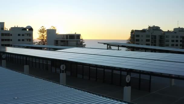 Painéis Solares Telhado Apartamento Beira Mar Com Vista Para Mar — Vídeo de Stock