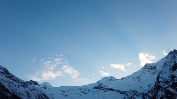 Bewegende Tijdspanne Zwitserse Bergen Saas Fee Zonsondergang Met Een Paar — Stockvideo