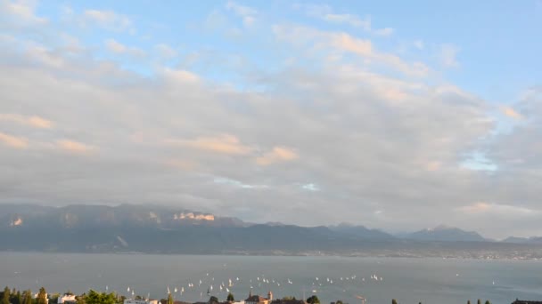 Время Женевском Озере Вечером Парусная Гонка Швейцарского Побережья Небе Движутся — стоковое видео