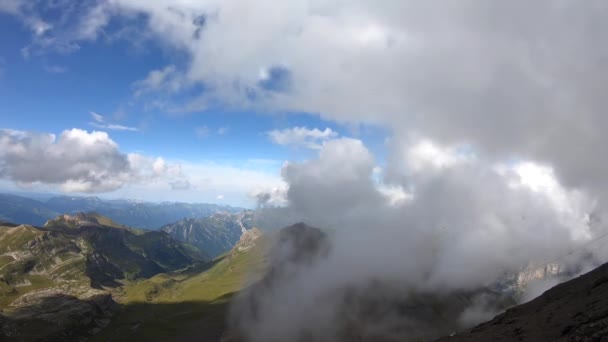 Zeitraffer Bewegte Wolken Über Einer Felsigen Schweizer Bergwelt Den Alpen — Stockvideo