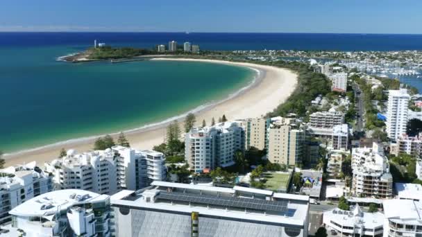オーストラリアのオーシャンビューのビーチフロントアパートと屋上にある空中4Kドローンビュー — ストック動画