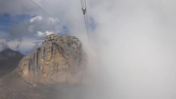 Gondola Jízda Výstup Vysokých Švýcarských Skalnatých Horách Pára Mraky Přejít — Stock video