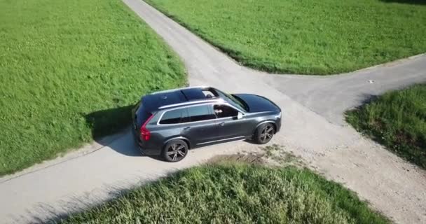 Samochód Volvo Xc90 Sprawia Ostry Zakręt Drodze Kraju Skrzyżowaniu Między — Wideo stockowe