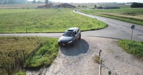 Auto Volvo Couvá Aby Vrátilo Silnici Drone Shot Swiss Countryside — Stock video