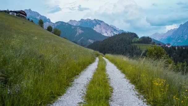 Bewölkter Tageswanderweg Zeitraffer Von Einem Kleinen Europäischen Bergdorf Den Dolomiten — Stockvideo