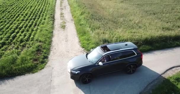 Une Voiture Volvo Est Arrêtée Carrefour Entre Deux Routes Près — Video