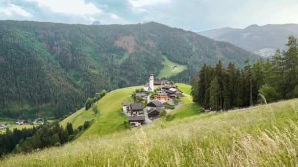 Małe Miasteczko Kościelne Położone Nad Pięknym Wzgórzem Dolomitach Południowy Tyrol — Wideo stockowe