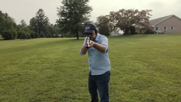 Hombre Disparando Escopeta Hacia Cámara — Vídeos de Stock