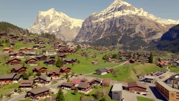 在威斯阿尔卑斯山威严的威特霍恩山前 空中无人驾驶飞机的镜头在Grindelwald Grund上空盘旋 — 图库视频影像