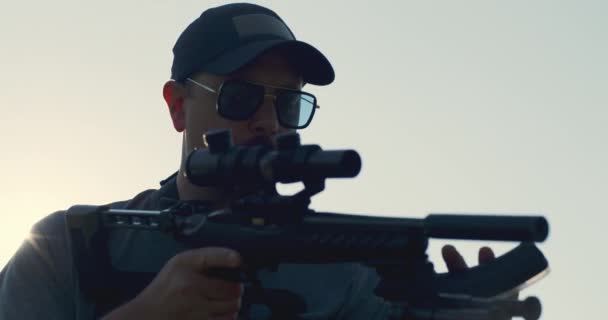 Hombre Comprueba Clip Cámara Del Rifle Semiautomático Preparación Para Disparar — Vídeos de Stock