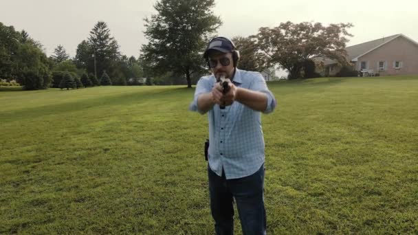 Hombre Disparando Pistola Hacia Cámara — Vídeos de Stock