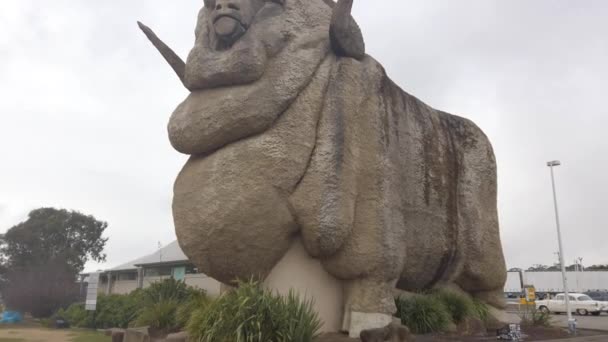 ニューサウスウェールズ州グールバーンにある大きなメリノ象徴的な巨大な羊の像 映画的な傾きアップ — ストック動画