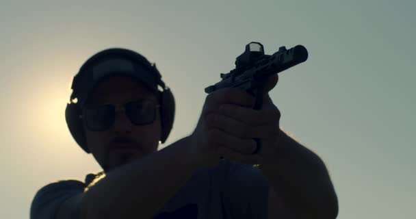 Man Skjuter Pistol Silhouette — Stockvideo