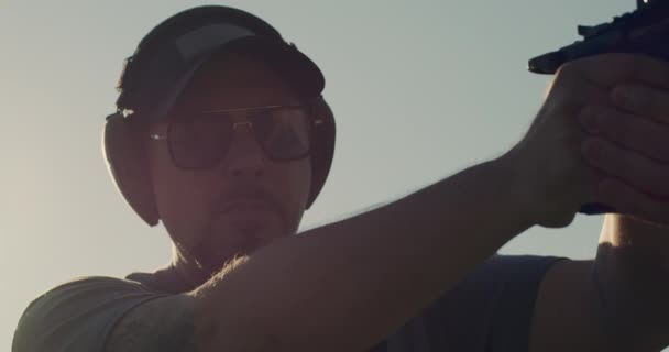 Zbliżenie Człowieka Strzelanie Pistoletu Wielokrotnie Rozbłysku Słońca — Wideo stockowe