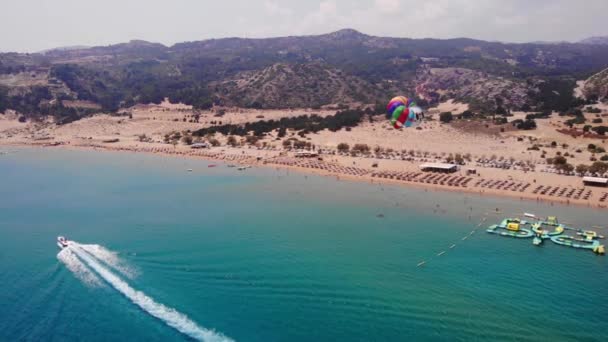 Turista Parasailing Com Pára Quedas Colorido Rebocado Por Lancha Mar — Vídeo de Stock