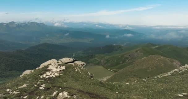Aerial Reveal Majestic Mountain Landscapes Sunny Day Georgia Inglés Drone — Vídeo de stock
