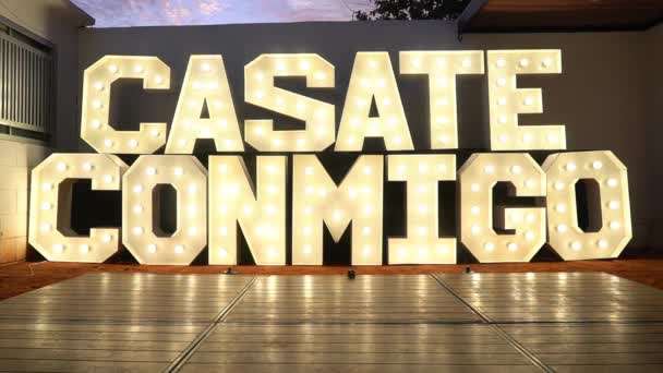 Casate Conmigo 用西班牙语向我求婚的表情 给我订婚戒指 夫妇的承诺 用巨大的木制字体设计求婚 — 图库视频影像