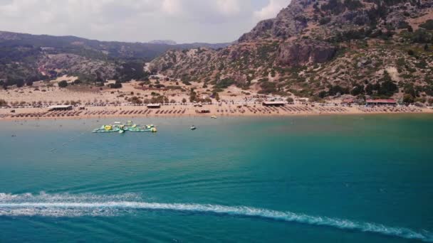 Tsambika Beach Nestled Rocky Headlands Rhodos Greece Широкий Постріл — стокове відео