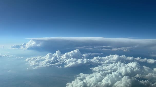 ジェットコックピットからの眺めを脅かす巨大な積乱雲に向かって 巡航中に12000メートルの高さで飛行します Fps Daylifgt — ストック動画