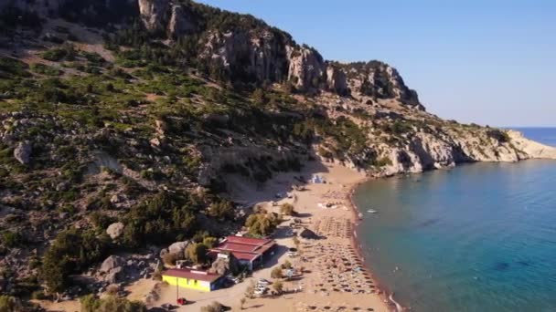 Towering Rocky Headlands Tsambika Beach Resort Rhodos Island Grekland Aerial — Stockvideo