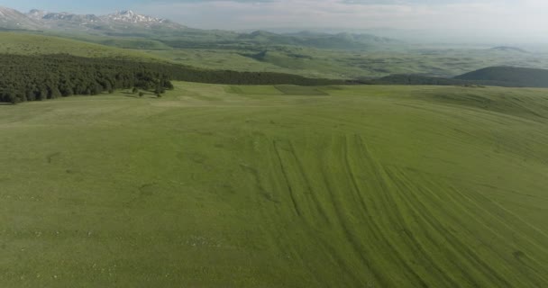 Prados Alpinos Majestuosa Cordillera Samsari Lejos Durante Verano — Vídeos de Stock