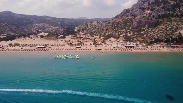 Rekreační Aktivity Parasailing Vodní Sporty Tsambika Beach Resort Ostrově Rhodos — Stock video
