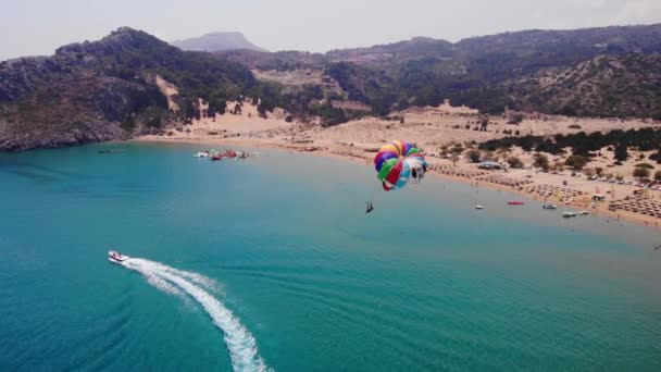 Lidé Visí Padáku Vlečen Lodí Moři Parasailing Poblíž Pláže Tsambika — Stock video