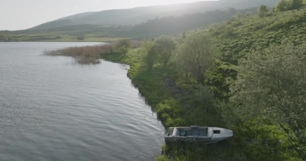 Uma Lancha Abandonada Costa Lago Calmo Início Manhã — Vídeo de Stock