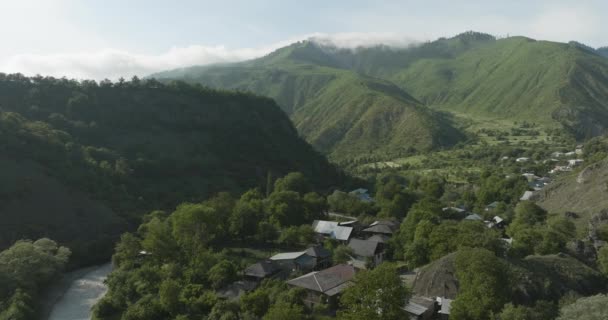 Tranquil Μικρή Πόλη Πανύψηλα Βουνά Lush Δάσος Daba Περιοχή Του — Αρχείο Βίντεο