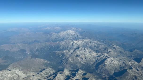 ピレネー山脈の空中からの眺めはスペインからフランスに渡ります パイロットの視点は 極端な高温の波 気候変動の証拠の間に全く雪のない 10000メートルの高いクルーズレベルで — ストック動画