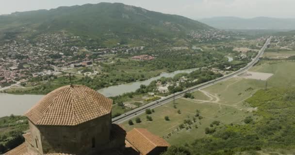 Revelando Monastery Jvari Acima Montanha Rochosa Que Negligencia Cidade Antiga — Vídeo de Stock