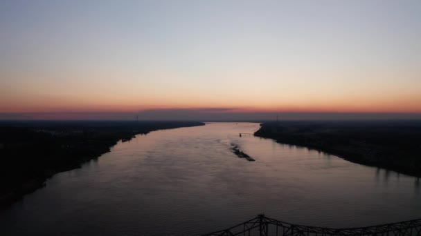 Gün Batımında Mississippi Nehri Ndeki Natchez Vidalia Köprüsünün Hava Görüntüsünü — Stok video