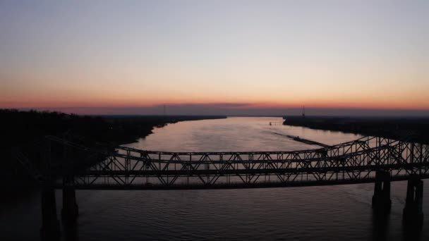 日落时在密西西比河上的Natchez Vidalia桥进行了大面积的空中拍摄 — 图库视频影像