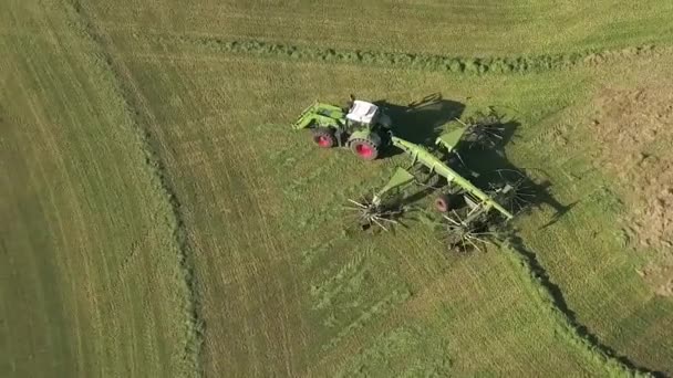 Luftaufnahme Eines Traktors Mit Rotationsrechen Drohnenschuss — Stockvideo