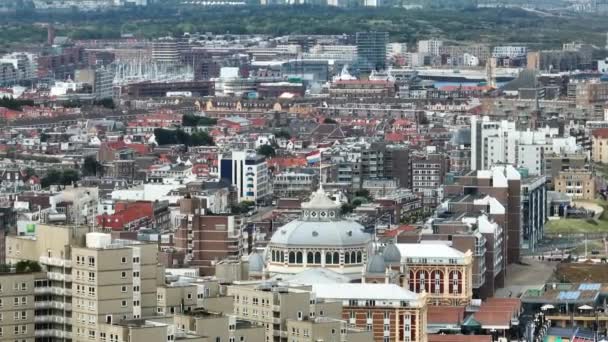 Den Haag Cityscape Holandskou Vlajkou Mávající Vrcholu Hotelu Kurhaus Drone — Stock video