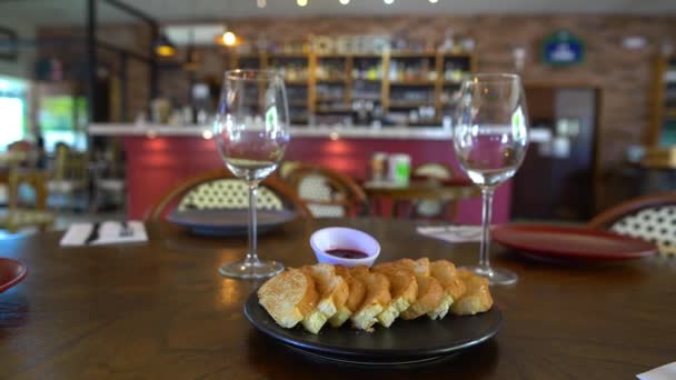 ワイン用の空のワイングラスとお客様のためのバタートーストのセットロマンチックなディナーウェルカムセット — ストック動画