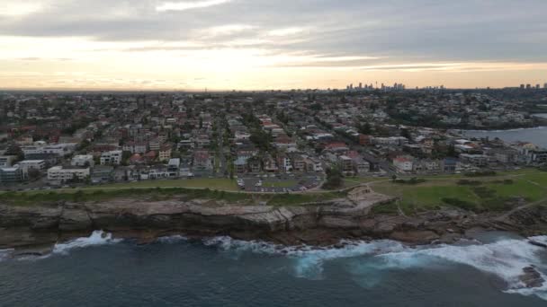 Foto Aérea Cinematográfica Famosas Casas Frente Mar Playa Maroubra Sydney — Vídeo de stock