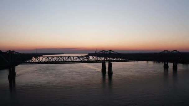 Disparo Aéreo Bajo Volando Sobre Puente Natchez Vidalia Río Mississippi — Vídeo de stock