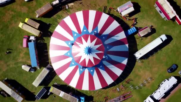 ビッグトップサーカス 鳥の目の回転と上昇ドローンショット — ストック動画