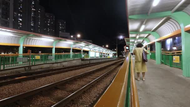 Mtr Hafif Tren Istasyonu Tin Shui Wai Yolcuların Trenlerin Zaman — Stok video