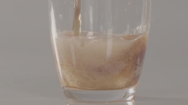 Cola Nalévá Skleněné Pěně Stoupá Povrch Zpomaluje 240 Fps — Stock video