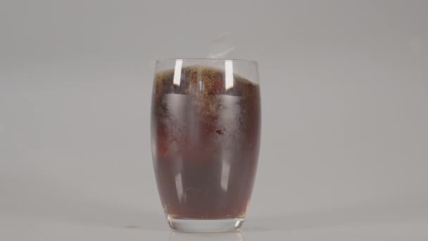 Kuber Droppe Glas Cola Mot Vit Studio Bakgrund — Stockvideo