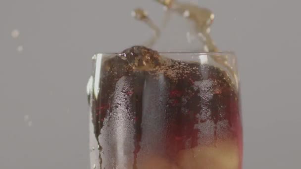 Cubo Hielo Cayendo Vaso Cola Con Líquido Salpicando Cámara Lenta — Vídeos de Stock