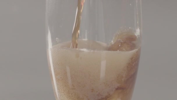 Inclinaison Cola Versé Dans Verre Moussant Remontant Surface 240 Ips — Video