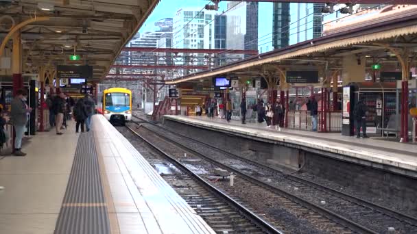 Metro Treno Arriva Alla Stazione Melbourne Piattaforma Pendolari Indossare Maschera — Video Stock