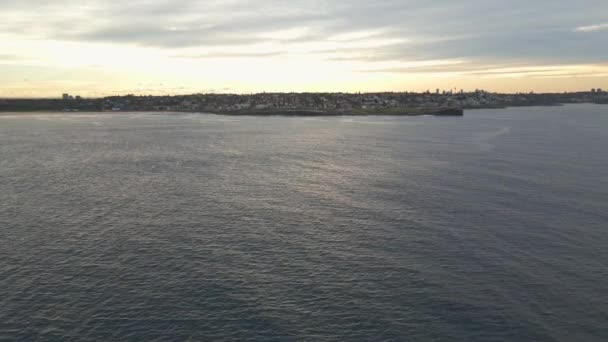 Foto Aérea Cinematográfica Dron Volando Bajo Desde Océano Playa Costera — Vídeo de stock