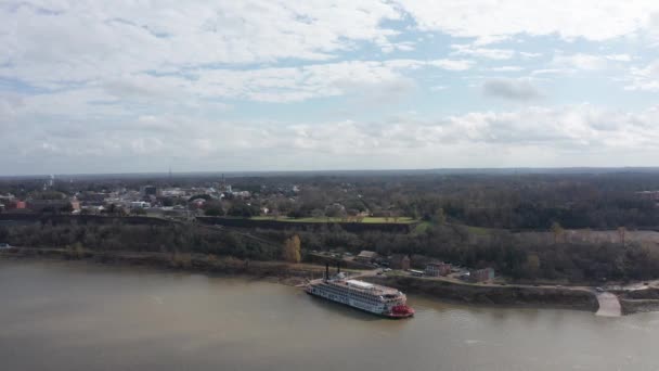 ミシシッピ州ナチェズでアメリカ女王川クルーズ船の空中降下とパンニングショット — ストック動画