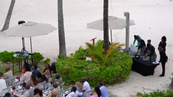 Fiesta Bodas Relojes Novia Novio Con Oficiante Boda Destino Resort — Vídeo de stock