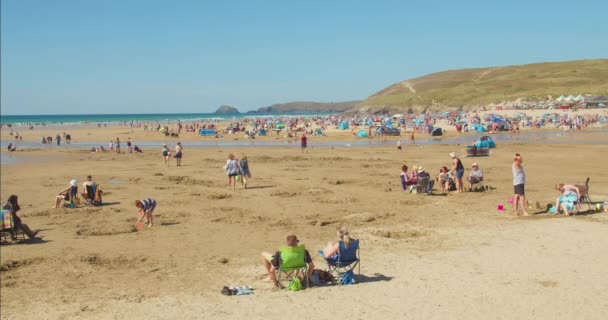 イギリスのコーンウォール州 パーランポートのビーチで夏を楽しむ人々の群衆 ワイドショット — ストック動画